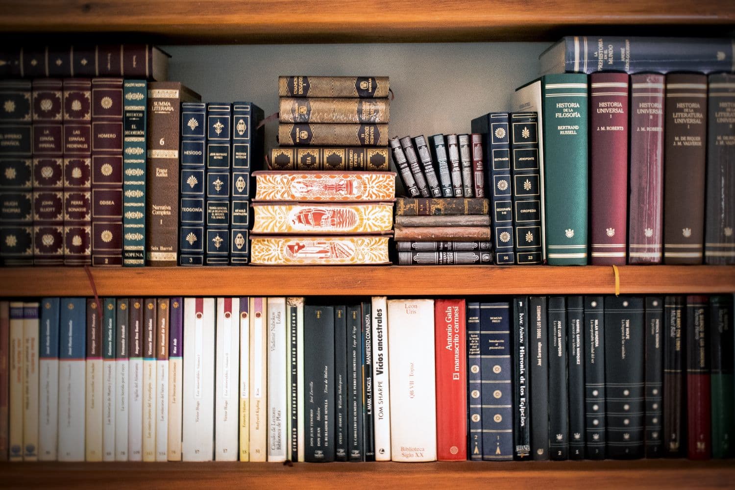 رف مكتبة عليه كتب مجلدة