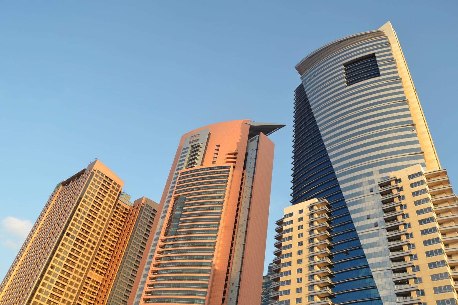 أبراج سكنية تحت سماء صافية